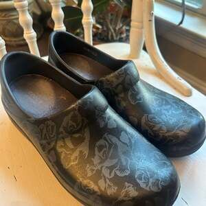 CROCS Dual Comfort Clogs Shoes 8W 8 W Black & Gray Rose Print